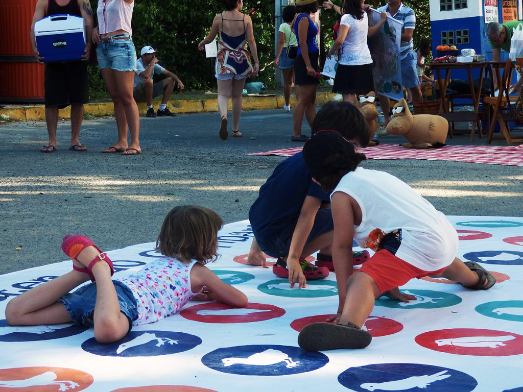 Crianças brincando na rua, em evento do Parque Capibaribe nas Graças - Foto: Manuela Salazar